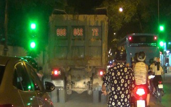 Hà Nội: Đoàn xe “khủng” diễu phố, đổ đất thải trái phép