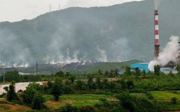 Sau mưa, bãi thải mỏ than Nông Sơn lại bốc khói mịt mù, gây ô nhiễm