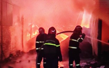 10 xe cứu hoả tham gia dập đám cháy lớn ở xưởng tái chế nhựa lấn chiếm