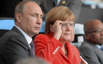 Các nhà báo Đức nói về món quà chia tay của bà Merkel dành cho ông Putin