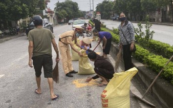 CSGT Quảng Ninh cùng người dân giúp tài xế thu dọn 4 tấn ngô đổ trên đường