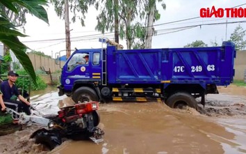 Người, xe "bơi" trên con đường sình lầy, nước đọng chờ sửa chữa ở Đắk Lắk