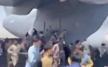 Video thảm cảnh di tản: Có người Afghanistan bị rơi từ máy bay C-17?