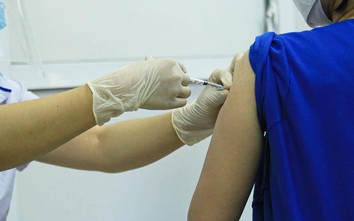 Gặp phản ứng “cánh tay Covid-19” sau tiêm vaccine Moderna phải làm gì?