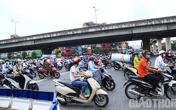 Đường phố Hà Nội đông đúc trong sáng đầu tuần