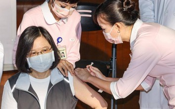 Bà Thái Anh Văn tình nguyện tiêm mũi vaccine COVID-19 nội địa đầu tiên