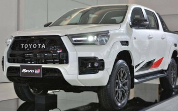 Toyota Hilux GR Sport trang bị lưới tản nhiệt Land Cruiser