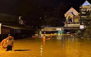 Mưa ngập sâu 2 mét, người dân leo lên gác gọi điện cầu cứu