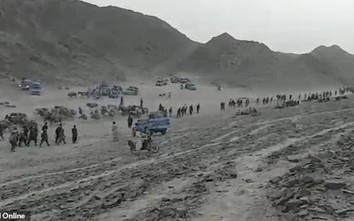 Hàng ngàn thường dân Afghanistan băng qua sa mạc, chạy trốn Taliban