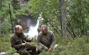 Truyền hình Nga tiết lộ cảnh ông Putin chống gậy băng rừng taiga