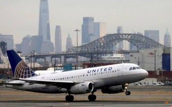 United Airlines sa thải 593 nhân viên vì từ chối tiêm vaccine Covid-19