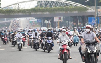 Người dân đi làm trở lại, đường phố Sài Gòn đông đúc sáng đầu tuần