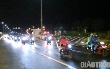 Trắng đêm CSGT, y tế "hộ tống" nghìn người đi xe máy qua hầm Hải Vân