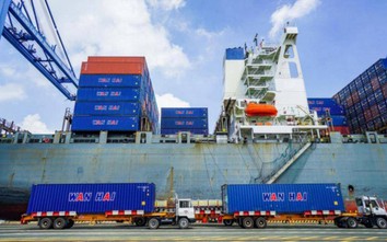Hàng container qua cảng biển tiếp đà tăng trưởng hai con số