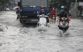 Nhiều tuyến đường ở TP.HCM ngập sâu sau cơn mưa kéo dài 30 phút