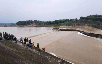 Đoàn công tác Sở GTVT Quảng Trị mắc kẹt giữa đập tràn, 1 người mất tích