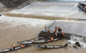 Đoàn công tác Sở GTVT mắc kẹt giữa đập tràn đã vào bờ, 1 người vẫn mất tích
