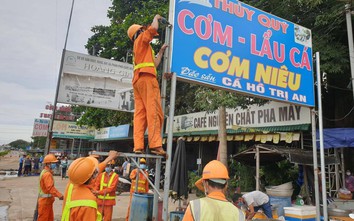 Tháo dỡ biển hiệu trong hành lang đường bộ, dân cam kết không tái phạm