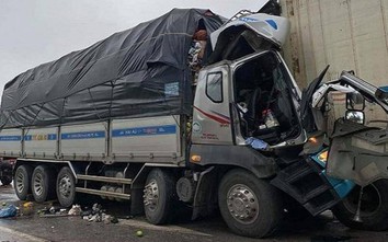 Xe tải húc đuôi xe container, tài xế và phụ xe kẹt trong cabin tử vong