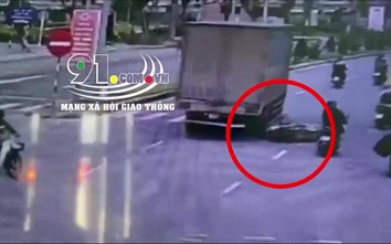 Video: Khoảnh khắc xe tải va chạm xe máy, cán cháu bé 8 tuổi tử vong