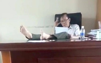 Cảnh cáo Hạt trưởng hạt kiểm lâm "gác chân lên bàn làm việc"