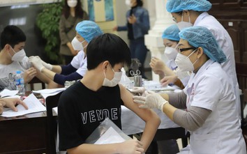Cận cảnh những học sinh lớp 9 đầu tiên ở Hà Nội được tiêm vaccine Covid-19