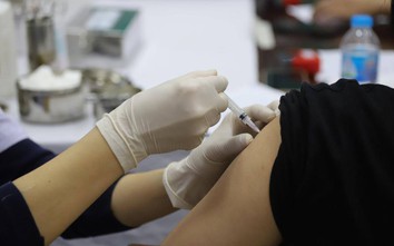 Hà Nội: 2 học sinh trường THCS Giảng Võ phản ứng sau tiêm vaccine Covid-19