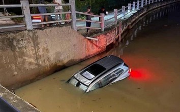 Video: Ô tô 7 chỗ lao như tên bắn xuống kênh nước ở nội ô Biên Hoà