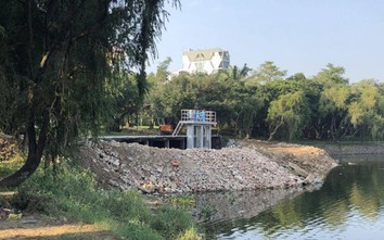 Nghệ An: Đổ cả "núi" rác xuống hồ công viên... để khắc phục sự cố?