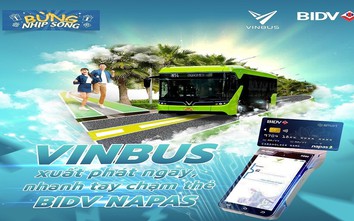 Người dân Hà Nội mua vé xe buýt điện bằng thẻ BIDV NAPAS