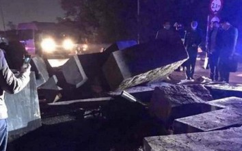Clip: Khối bê tông trên xe đầu kéo đè chết người đi xe máy ở Bắc Giang