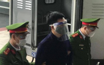 Cảnh sát dẫn giải cựu Chủ tịch UBND TP Hà Nội Nguyễn Đức Chung hầu toà