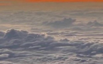Video cận cảnh nhiều UFO xếp hàng bay trên Biển Đông