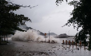 Tin mới nhất về bão số 9: Sóng biển uy hiếp nhà dân, hàng ngàn người sơ tán