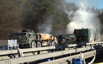 Xe tải đâm vào đoàn xe quân sự Mỹ trên cao tốc, 8 người bị thương