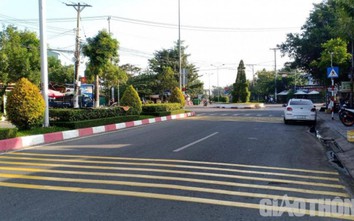 Lắp đặt gờ giảm tốc khu vực nút giao Trần Huỳnh - Tôn Đức Thắng
