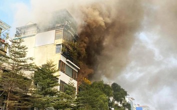Cháy lớn ở phố Tôn Đức Thắng, lửa lan sang phòng giao dịch Ngân hàng Nam Á