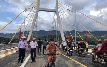 Những cây cầu làm thay đổi buôn làng Kon Tum