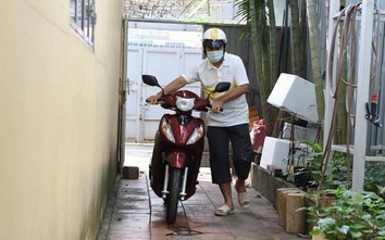 Quyền Linh đi dép tổ ong, tặng xe máy cho nữ hộ sinh tham gia chống dịch