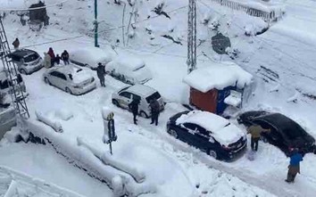 Gần 20 người chết trong xe chỉ vì đổ xô đi xem tuyết rơi