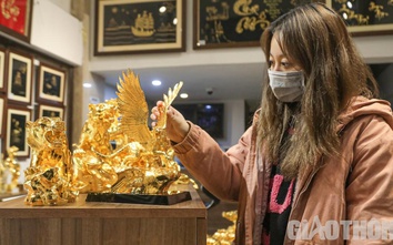 Tượng hổ mạ vàng 24K đủ mức giá "xuống phố" chờ khách rước về đón Tết