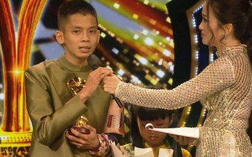 Cố ca sĩ Phi Nhung thắng giải Mai Vàng, con nuôi nghẹn ngào tưởng nhớ mẹ