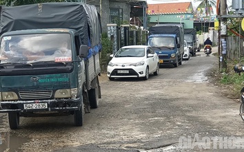 Xe nối đuôi nhau né trạm thu phí, tàn phá đường dân sinh ở Quảng Nam
