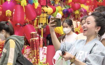 Video: Lấp lánh nụ cười trên phố Hàng Mã, Hà Nội những ngày giáp Tết