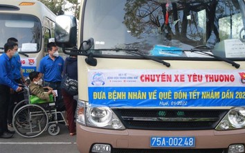 Chuyến xe yêu thương đưa bệnh nhân nghèo về các tỉnh miền Trung đón Tết