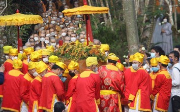Hàng ngàn tăng ni Phật tử phụng tống Kim Quan Thiền sư đến nơi Trà Tỳ