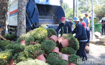 Giảm giá 1 nửa, khách vẫn kì kèo, tiểu thương quyết đưa hoa ế lên xe rác