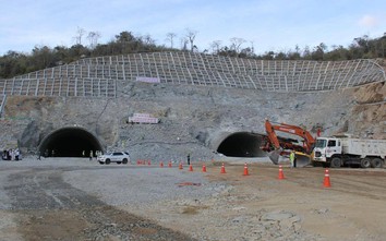 Cận cảnh đào hầm 2,2km xuyên núi Vung trên cao tốc Bắc - Nam