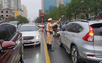 Học sinh Hà Nội phấn khởi tới trường, CSGT phân luồng từ xa chống ùn tắc