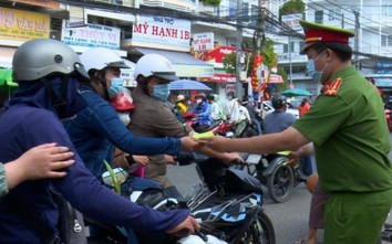 Du khách đến Châu Đốc ngỡ ngàng với quyển cẩm nang “kỳ lạ” của công an